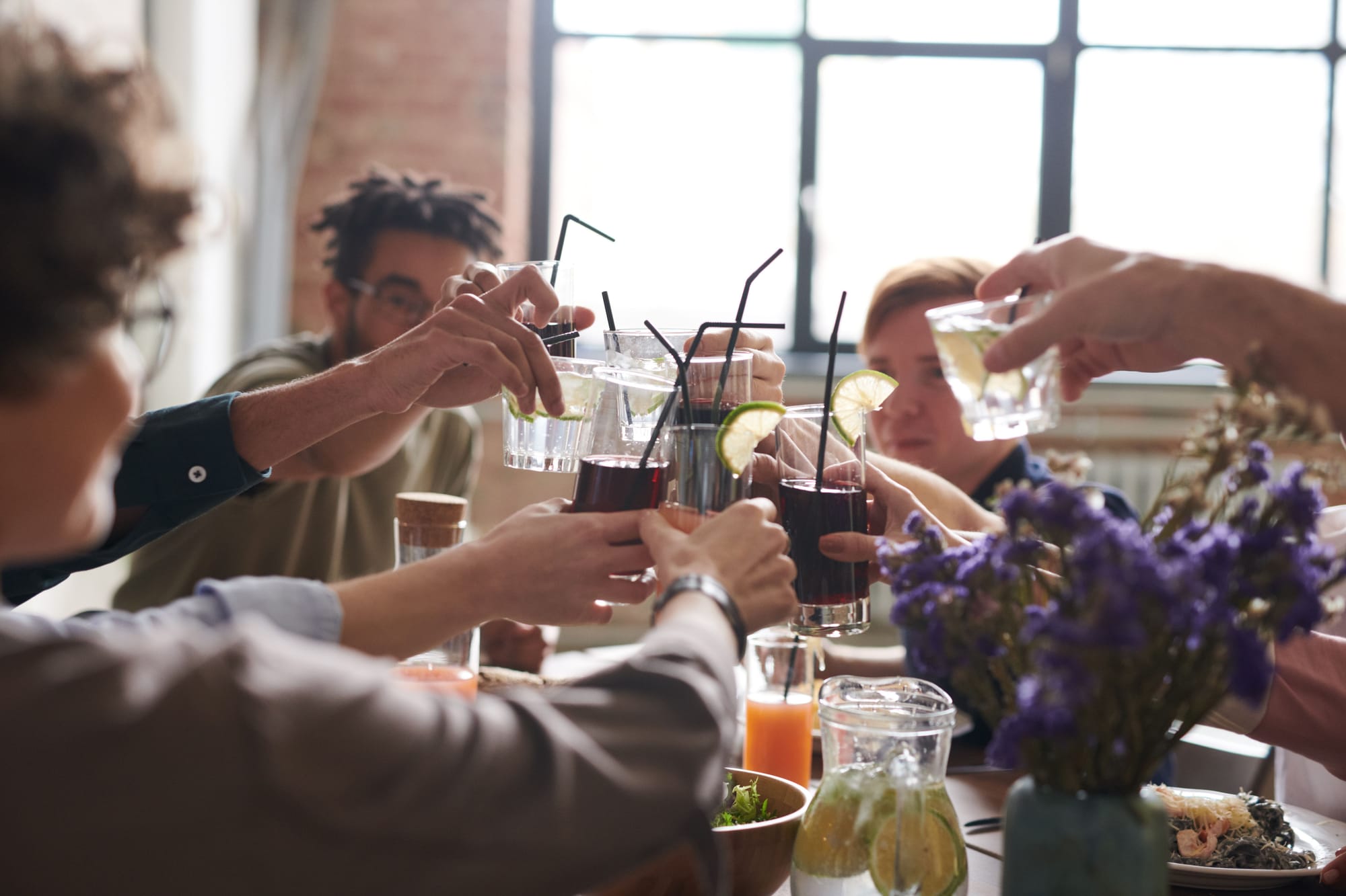 Des amis trinquent autour d'une table