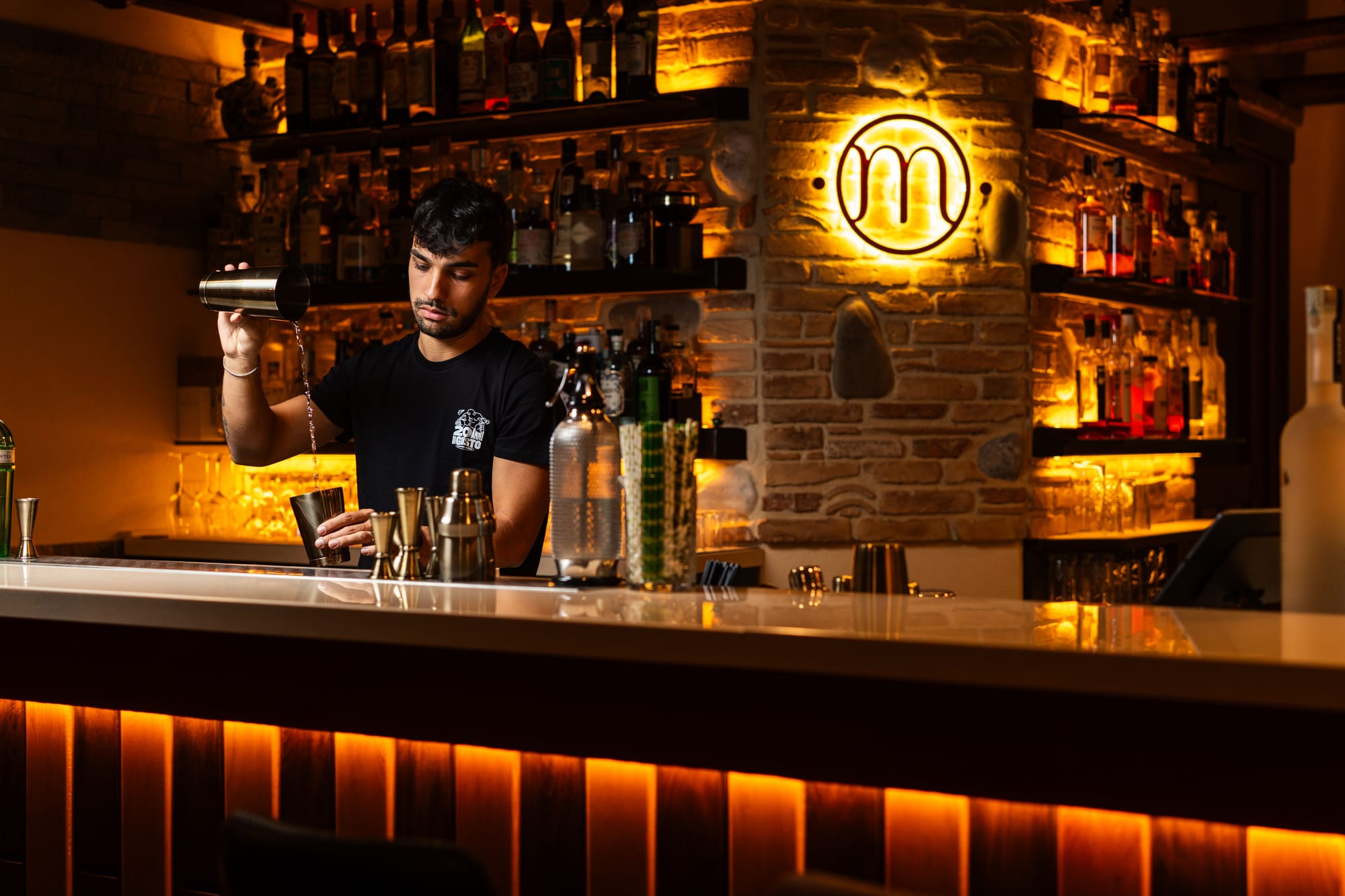 Un barman prépare un cocktail au bar