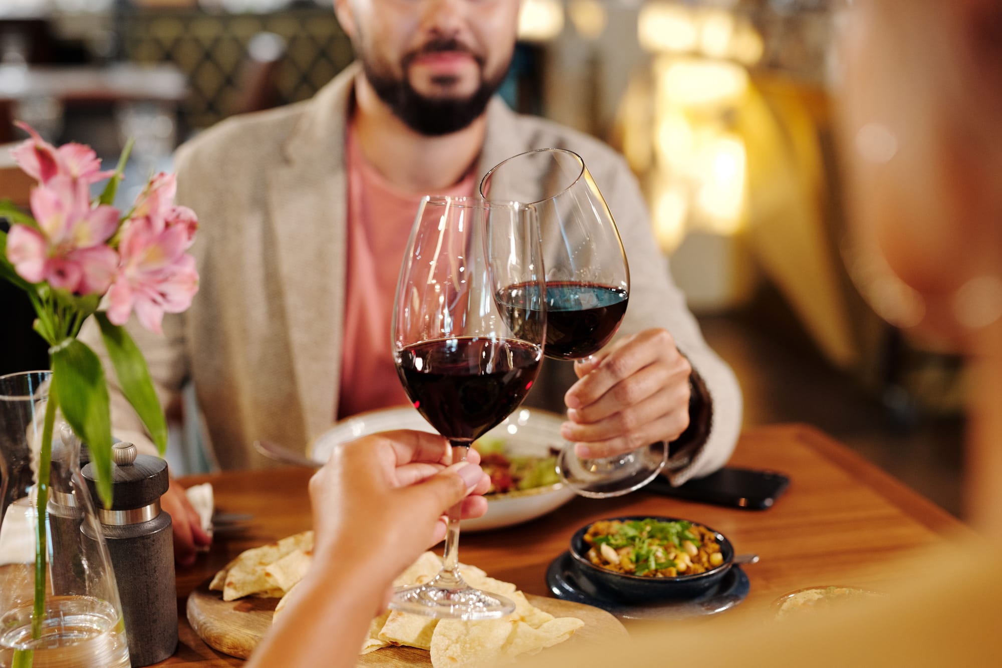 Un toast au vin rouge au-dessus de tapas