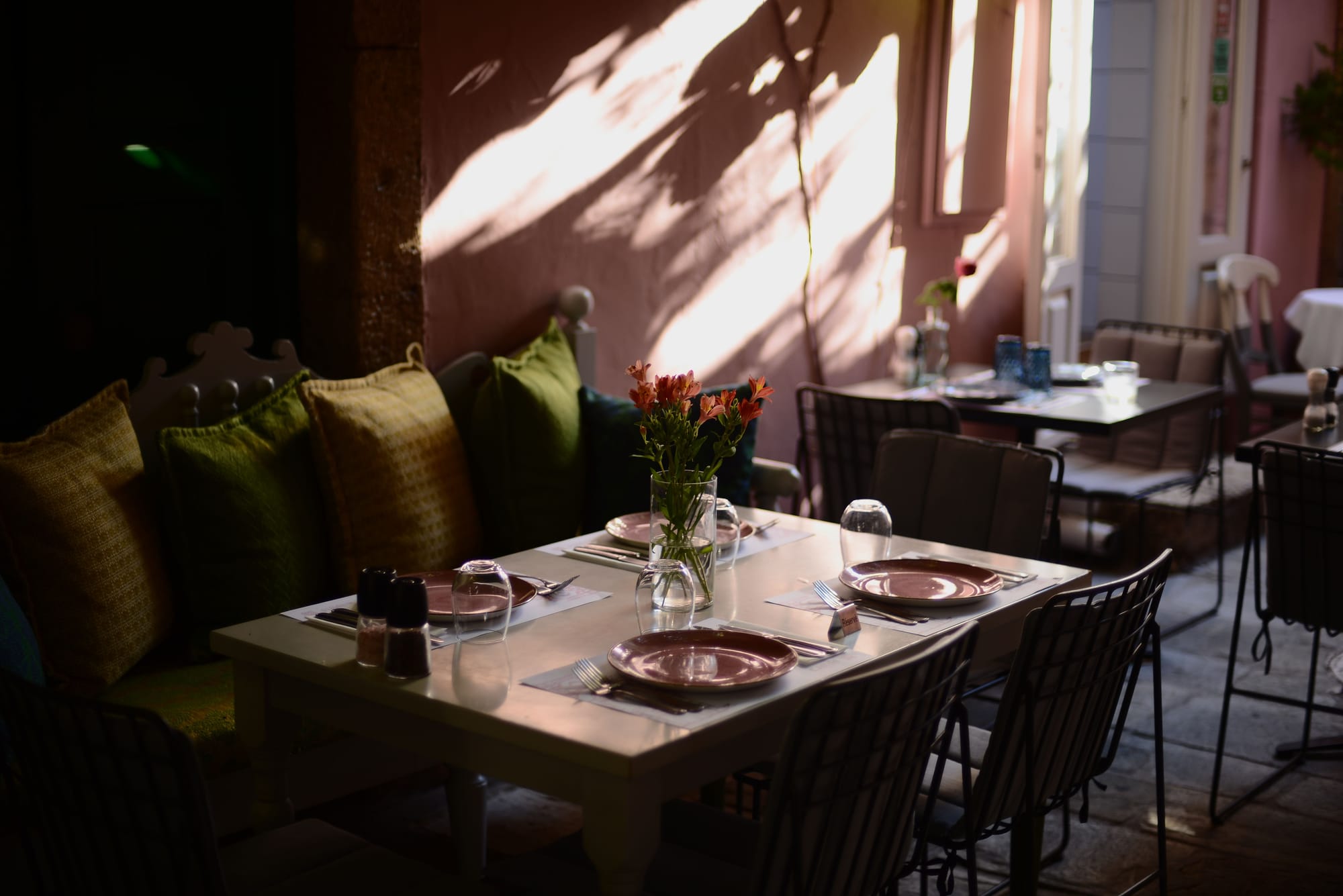 Une terrasse méditerranéenne dans la lumière dorée