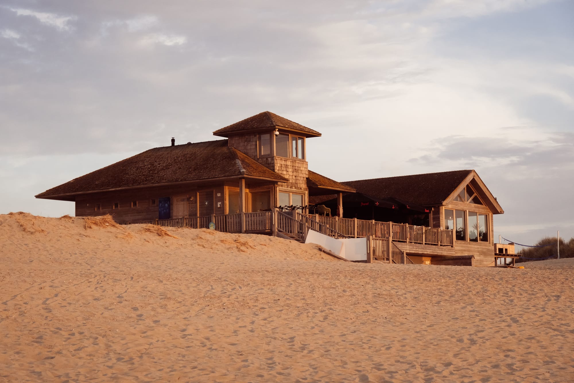 Un bar de plage en bord de mer à la lumière dorée
